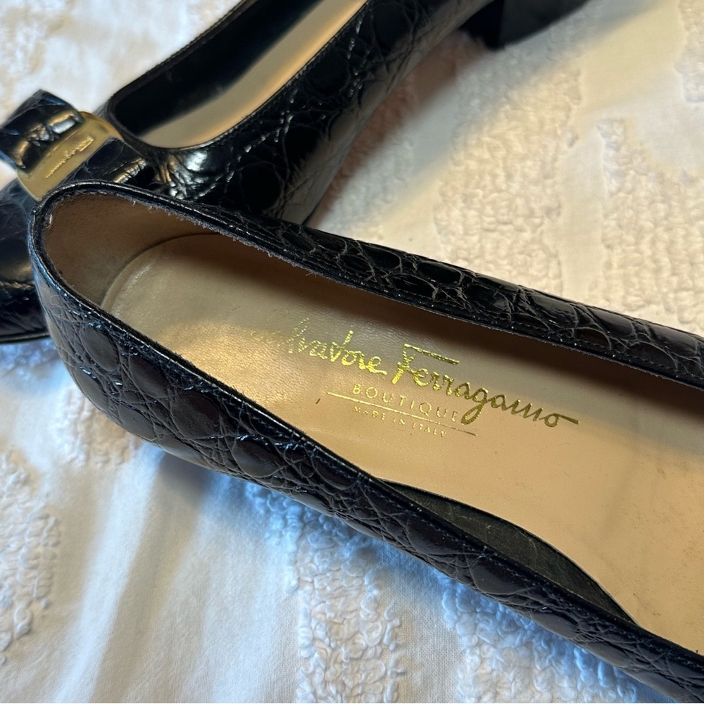 Salvatore Ferragamo Crocodile Embossed Vara Pumps BLK - Picture 6 of 6
